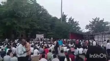 पेठ: अनुदान मागणीसाठी आझाद मैदानावरील शिक्षक समन्वय संघ आंदोलनाच्या दुसऱ्या दिवशी पेठ तालुक्यातील शिक्षकांचाही सहभाग