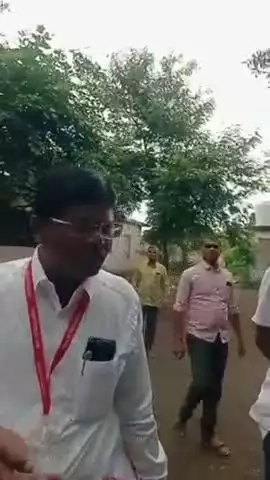 पैठण: वडजी  पैठण येथे विद्यार्थ्यांच्या गणवेशात भ्रष्टचार पालकांमध्ये संताप