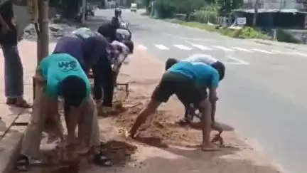 ഒറ്റപ്പാലം: പണിമുടക്ക് ദിനത്തിൽ കർമനിരതരായി റോഡിലിറങ്ങി വിദ്യാർത്ഥികൾ, ലക്കിടിയിൽ മണലും ചരലും നീക്കം ചെയ്തു