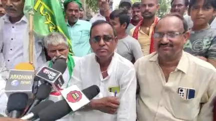 दुल्हिन बाज़ार: दुल्हिन बाजार में राजद गठबंधन के कार्यकर्ताओं ने शान्ति पूर्ण रोड जाम किया
