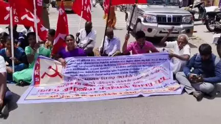 சூளகிரி: பாரத் பந்த்- 17 அம்ச கோரிக்கைகளை வலியுறுத்தி இந்தியன் வங்கி முன்பு சாலை மறியலில் ஈடுபட்டவர்கள் கைது