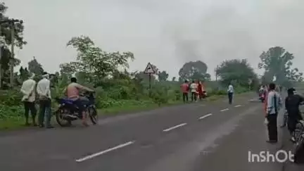 खकनार: बिजोरी फाटे पर दौड़ती बाइक में लगी आग, युवक बाल-बाल बचा, राहगीरों ने बनाया वीडियो