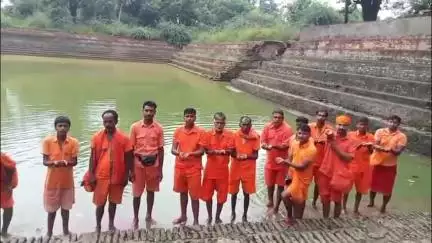 जयसिंहपुर: प्राचीन शिव मंदिर जयसिंहपुर से कांवरिया का जत्था बाबा बैजनाथ धाम के लिए रवाना हुआ