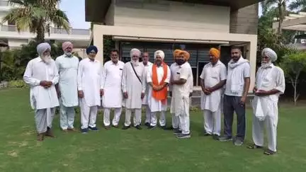 ਪਿੰਡ ਬਰਕੰਦੀ ਵਿਖੇ ਸੰਗਤ ਨੇ ਸਾਬਕਾ ਵਿਧਾਇਕ ਰੋਜੀ ਬਰਕੰਦੀ ਨੂੰ ਸਿਰੋਪਾਓ ਦੇ ਕੇ ਕੀਤਾ ਸਨਮਾਨਿਤ, ਲੋਕਾਂ ਦੀਆਂ ਸੁਣੀਆਂ ਮੁਸ਼ਕਿਲਾਂ
