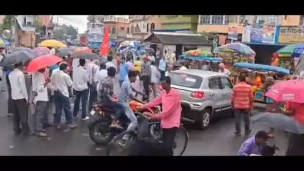 মঙ্গলকোট: দেশব্যাপী সাধারণ ধর্মঘটকে সফল করতে মঙ্গলকোটে বর্ধমান কাটোয়া রাজ্য সড়ক অবরোধ করল CPI(M), দুর্ভোগে নিত্যযাত্রীরা