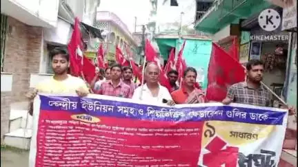 নলহাটি ২: বামেদের বিভিন্ন সংগঠনের ডাকে সাধারণ ধর্মঘট কাটাগড়িয়া মোড়ে ক্ষনিকের ১৪নম্বর জাতীয় সড়ক অবরোধ, অবরোধ উঠিয়ে দেন পুলিশ