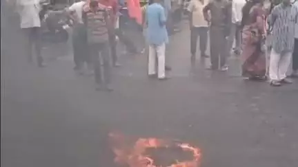 বোলপুর-শ্রীনিকেতন: বোলপুর জামবুনি বাসস্ট্যান্ডের সামনে টায়ারে আগুন জ্বালিয়ে বিক্ষোভ বামেদের।