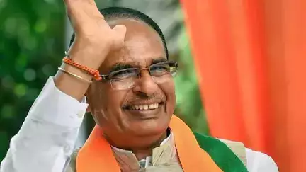 छत्तीसगढ़ में शिवराज सिंह ने पानी में चलाई कागज़ की नाव, उल्टापानी का नज़ारा देखकर हुए हैरान; VIDEO वायरल