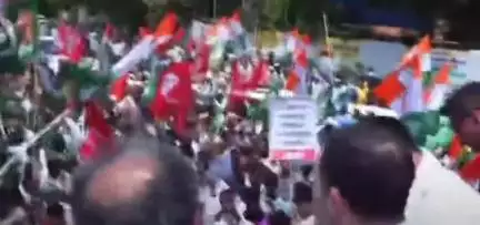 पटना ग्रामीण: इनकम टैक्स गोलंबर पर राहुल गांधी, तेजस्वी यादव और मुकेश सहनी एक ही गाड़ी में बिहार बंद में शामिल हुए