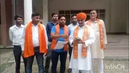 बिजनौर: बिजनौर में भाजयुमो के जिला अध्यक्ष और कारोबारी के बीच विवाद के मामले को लेकर शिव सैनिकों ने डीएम से की मुलाकात
