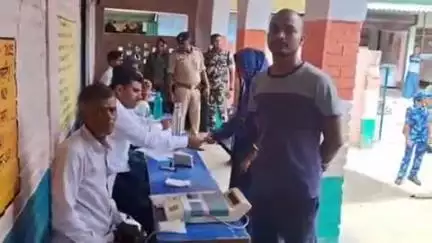 मोहिउद्दीननगर: मोहिउद्दीननगर प्रखंड में पंचायत उपचुनाव के लिए सुबह 11:30 तक 12.27% मतदान हुआ