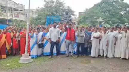 నిర్మల్: దేశవ్యాప్త  సార్వత్రిక సమ్మెలో భాగంగా జిల్లా కేంద్రంలో నిర్వహించిన సమ్మెలో పాల్గొన్న ఆశా కార్యకర్తలు, రెండవ ఏఎన్ఎంలు