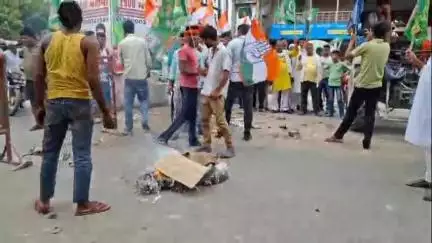 अरेराज: अरेराज में महागठबंधन द्वारा चक्का जाम कर किया गया विरोध प्रदर्शन
