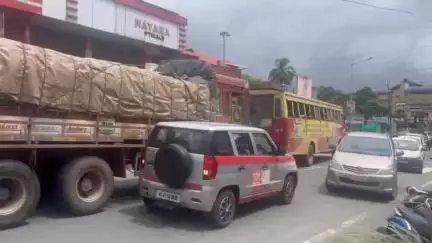 വെെത്തിരി: ദേശീയ പണിമുടക്കുമായി ബന്ധപ്പെട്ട കൽപ്പറ്റയിൽ കെഎസ്ആർടിസി ബസ് ഉൾപ്പെടെയുള്ള വാഹനങ്ങൾ സമരാനുകൂലികൾ തടഞ്ഞു