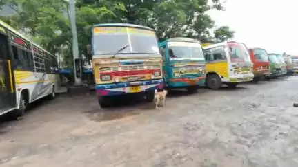 বোলপুর-শ্রীনিকেতন: বামেদের ডাকা ধর্মঘটের প্রভাবে বন্ধ বেসরকারি বাস চলাচল।