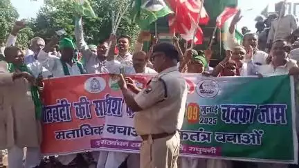 मधुबनी: रेलवे स्टेशन पर इंडिया गठबंधन के नेताओं ने ट्रेन रोकी