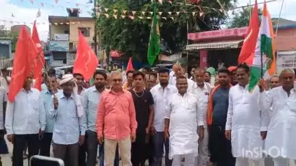 परसा: परसा दरोगा रॉय चौक पर मतदाता सूची पुनरीक्षण से नाराज़ महागठबंधन कार्यकर्ताओं ने किया बंद