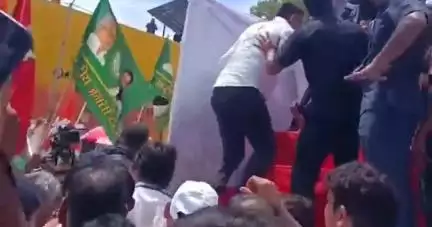 पटना ग्रामीण: पटना में बिहार बंद के दौरान राहुल-तेजस्वी की गाड़ी से सांसद पप्पू यादव को धक्का देकर निकाला गया