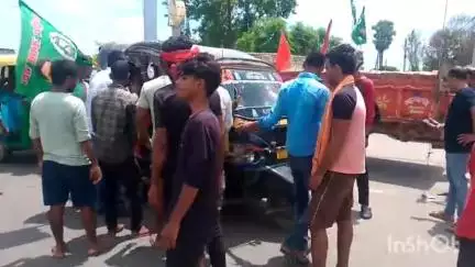 हिलसा: हिलसा पश्चिमी बाईपास पर महागठबंधन नेताओं ने किया सड़क जाम, मतदाता पुनरीक्षण का विरोध