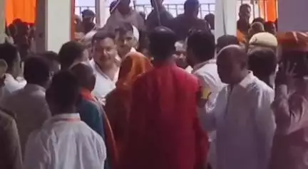 आज़मगढ़: केरमा में सीएम योगी आदित्यनाथ के आगमन से पूर्व भाजपा कार्यकर्ता और सुरक्षाकर्मी आपस में भिड़े, वीडियो आया सामने