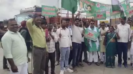 बारुन: मतदाता सूची के गहन पुनरीक्षण के विरोध में राजद कार्यकर्ताओं ने बारुण एनएच-19 किया जाम