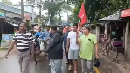 স্বরূপনগর: সারা ভারত সাধারণ ধর্মঘটের সমর্থনে স্বরূপনগরে রাস্তা অবরোধ সহ বিক্ষোভ মিছিলে CPI(M) নেতৃত্ব সহকর্মীরা