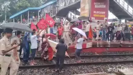 পান্ডুয়া: পান্ডুয়া রেল স্টেশনের ট্রেন অবরোধ করল বাম গণসংগঠনের পক্ষথেকে