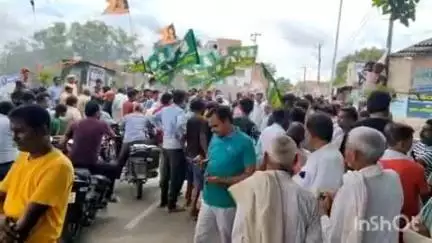 मढ़ौरा: महागठबंधन के आह्वान पर राजद कार्यकर्ताओं ने मढ़ौरा बाजार में हड़ताल के समर्थन में किया प्रदर्शन
