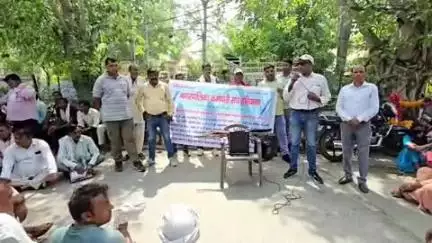 रोहतक: नगर निगम कार्यालय के बाहर सफाई कर्मियों और सीवर कर्मियों ने एक दिन की हड़ताल कर सरकार के खिलाफ की नारेबाजी