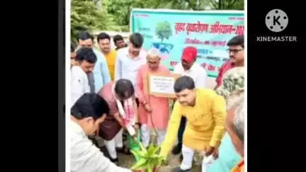 निज़ामाबाद: बीबीपुर गांव में 'एक वृक्ष मां के नाम' अभियान के तहत MLC विजय बहादुर पाठक ने किया वृक्षारोपण