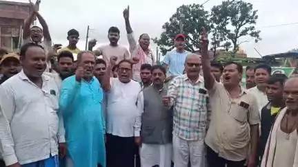 धोरैया: धोरैया में मतदाता सूची पुनरीक्षण कार्यक्रम को लेकर महागठबंधन के चक्का जाम का दिखा व्यापक असर