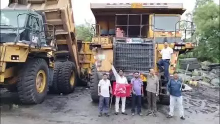 बेरमो: कोयला क्षेत्रों में हड़ताल से कामकाज ठप, विरोध प्रदर्शन जारी