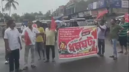 হাসনাবাদ: পার হাসনাবাদে বনবিবি সেতুর সামনে অবরোধে সামিল বাম কর্মী সমর্থকরা