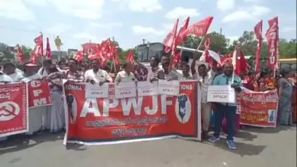 ఏపీడబ్ల్యూజే ఎఫ్ ఆధ్వర్యంలో గాంధీ విగ్రహం వద్ద ధర్నా రాష్ట్ర నాయకుడు కవరకుంట్ల జయరాజ్
