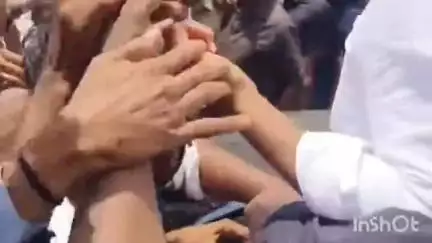 జగన్ పర్యటనలో తీవ్ర ఉద్రిక్తత జగన్ను కాన్వాయ్ నుండి దిగడకుండా అడ్డుకున్న ఎస్పీ మణికంఠ చందోలు