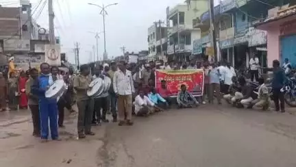 ఖానాపూర్: దేశవ్యాప్త సార్వత్రిక సమ్మెలో భాగంగ ఖానాపూర్,కడెం మండలాలలో నిరసన వ్యక్తం చేసి ర్యాలీ నిర్వహించిన వివిధ రంగాల కార్మికులు