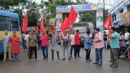 বসিরহাট ১: ধর্মঘটের জেরে রাস্তা অবরোধ বসিরহাটে