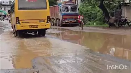 #jansamasya सारंगढ़ की सड़क हुई जर्जर, लोगों ने नाराजगी