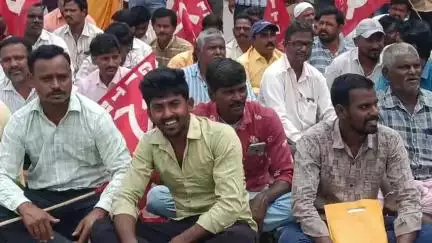 ಕಂಪ್ಲಿ: ಅಖಿಲ ಭಾರತ ಮುಷ್ಕರ ಬೆಂಬಲಿಸಿ, ನಗರದಲ್ಲಿ ವಿವಿಧ ಸಂಘಟನೆಗಳು ಪ್ರತಿಭಟನೆ