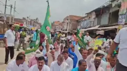 गुरुआ: गुरुआ में राजद के बिहार बंद का दिखा व्यापक असर, लोकतंत्र बचाने सड़कों पर उतरे कार्यकर्ता, बाजार बंद