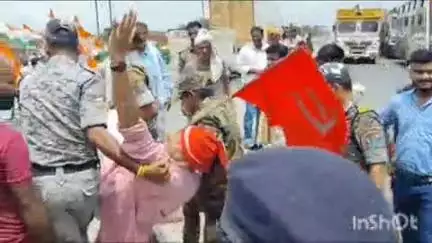 गोपालगंज: कचहरी रोड सहित अन्य जगहों से राजद के पूर्व विधायक व दो दर्जन से अधिक कार्यकर्ता गिरफ्तार