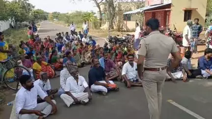 தேவகோட்டை: நீண்ட காலமாக பயன்படுத்தி வந்த பாதையை அடைத்ததால் ஆத்திரம்-பருத்தியூரில் கிராம மக்கள் சாலை மறியல்