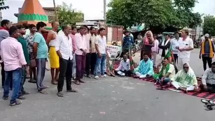 सूरजगढ़: सूरजगढ़ा अस्पताल चौक के पास महागठबंधन के कार्यकर्ता भारत बंद को लेकर NH-80 पर धरने पर बैठे