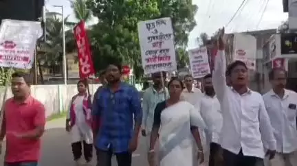তুফানগঞ্জ ১: বনধের সমর্থনে মিছিল চলাকালীন তুফানগঞ্জ শহরে এসইউসিআই ও তৃণমূল কংগ্রেস কর্মীদের মধ্যে ধস্তাধস্তি