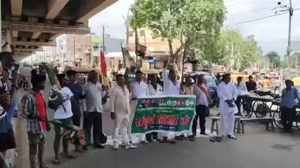 हरनौत: मतदाता सूची में गड़बड़ी के खिलाफ हरनौत बाजार में महागठबंधन कार्यकर्ताओं का सड़क जाम कर विरोध प्रदर्शन