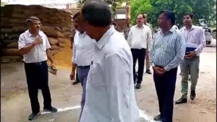 शिकोहाबाद: शिकोहाबाद में मक्का खरीद केंद्र बंद, प्रभारी गायब, सचिव का दौरा, किसान परेशान, व्यापारी मनमाने भाव पर खरीदारी कर रहे