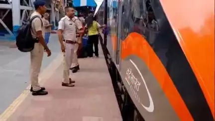मोतिहारी: बिहार बंद के दौरान मोतिहारी बापूधाम रेलवे स्टेशन पर कड़ी सुरक्षा व्यवस्था के बीच खुली वंदे भारत ट्रेन