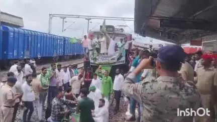 मुंगेर: बिहार बंद को लेकर महागठबंधन कार्यकर्ताओं ने भागलपुर-जयनगर ट्रेन रोकी, रेलवे ट्रैक पर की नारेबाज़ी