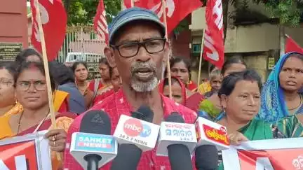 ବାଲେଶ୍ବର ମ୍ୟୁନିସିପାଲଟି: ଭାରତ ବନ୍ଦ ଡାକରାରେ ଜିଲ୍ଲାପାଳଙ୍କ କାର୍ଯ୍ୟାଳୟ ମୁଖ୍ୟ ଫାଟକ ସମ୍ମୁଖରେ AITUC ର ପିକେଟିଂ,ପ୍ରତିକ୍ରିୟା ରଖିଲେ ଶ୍ରମିକ ନେତା ଜୟନ୍ତ ଦାସ।