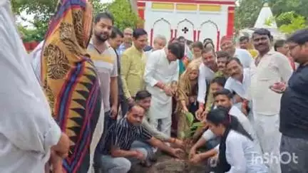 बिंदकी: बिंदकी में विधायक जयकुमार सिंह जैकी और चेयरमैन राधा साहू, तथा जहानाबाद में विधायक राजेंद्र सिंह पटेल ने किया पौधारोपण